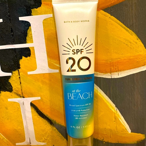 AT THE BEACH🏝️SUNSCREEN BROAD SPECTRUM SPF 20UVA/UVB Protection
Water Resistant - Picture 1 of 9